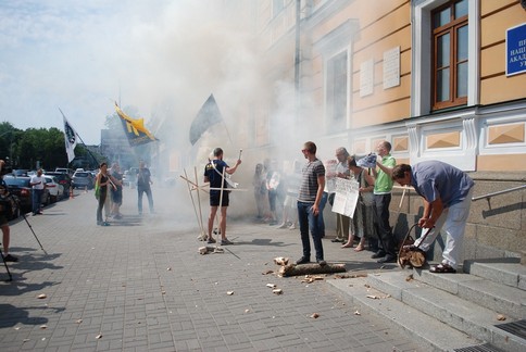 Активисты центра на пикете Президиума НАНУ в защиту дендропарка Александрия Активисты центра на пикете Президиума НАНУ в защиту дендропарка Александрия